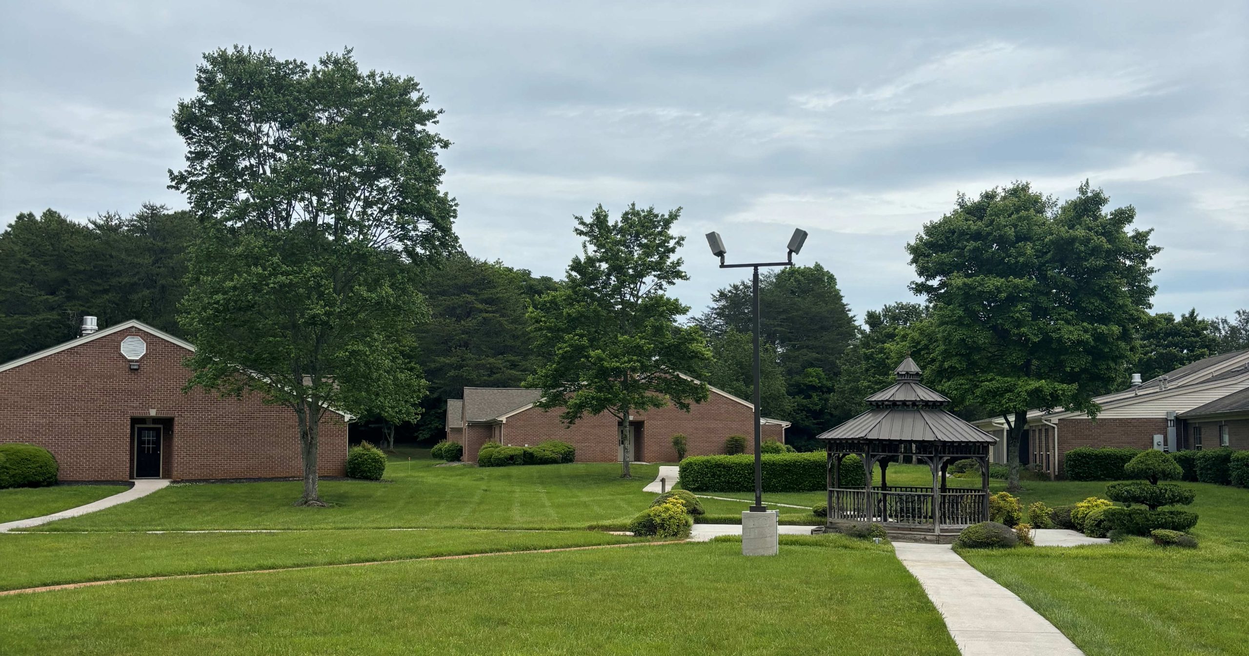 South Knoxville Senior Living - Outside Landscaped